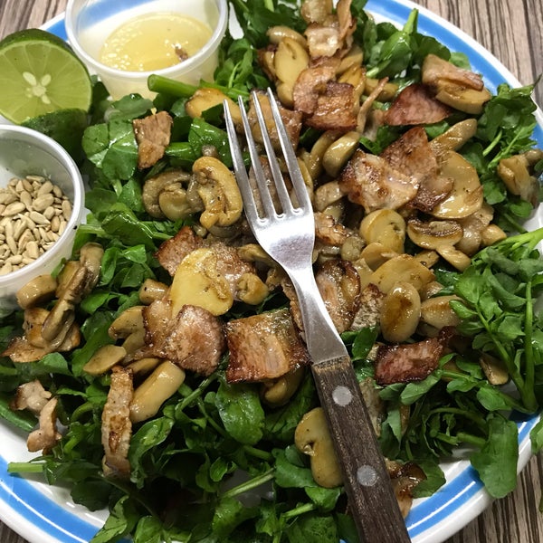 Haber qué tal está la ensalada, se ve muy saludable.