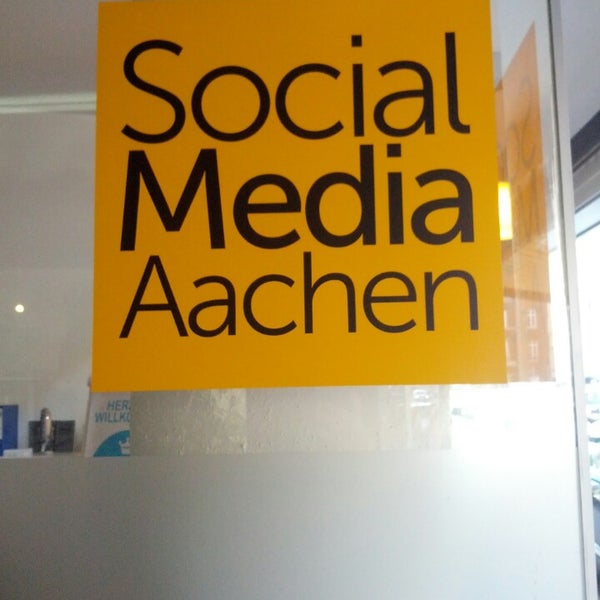 รูปภาพถ่ายที่ Social Media Aachen | a division of REBELKO โดย Stefan B. เมื่อ 4/16/2014