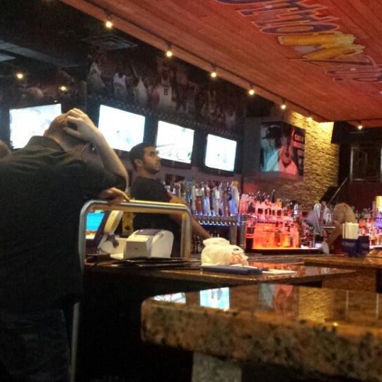 Foto tirada no(a) Bottomz Up Bar &amp; Grill por Collin B. em 8/22/2013