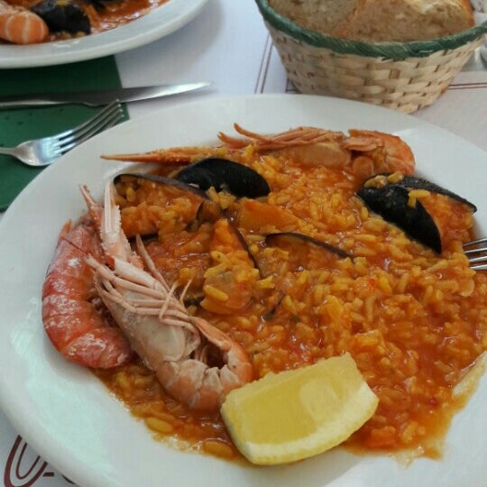 Photo taken at Oporto restaurante by Müge on 6/9/2016