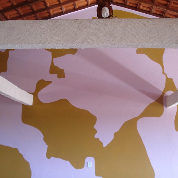 Uma das características mais marcantes do Espaço Asterisco é esta pintura totalmente abstrata da parede do terraço. Parece o mapa mundi, parece desenhos rupestres, bichos, parece um monte de coisas...