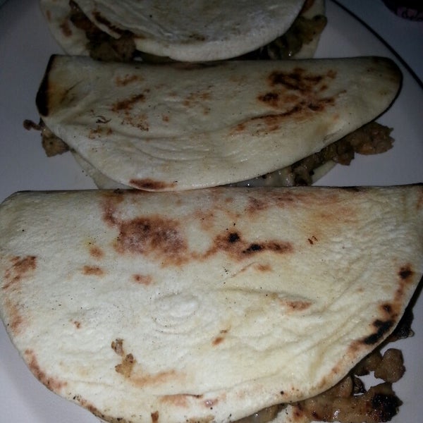Foto tomada en Restaurant Byblos - Comida y Tacos Arabes  por Carlos O. el 12/10/2013