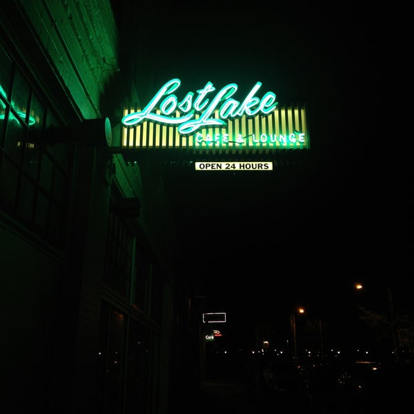 Foto diambil di Lost Lake Cafe &amp; Lounge oleh Andr00 D. pada 5/14/2013