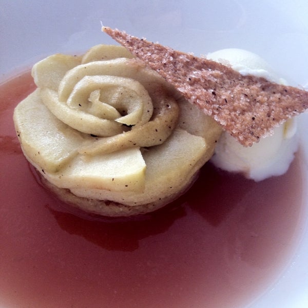 Experimentem a sobremesa Apple 2012, doce de maçã, sorvete, calda de goiaba e hortelã, surpreendente!