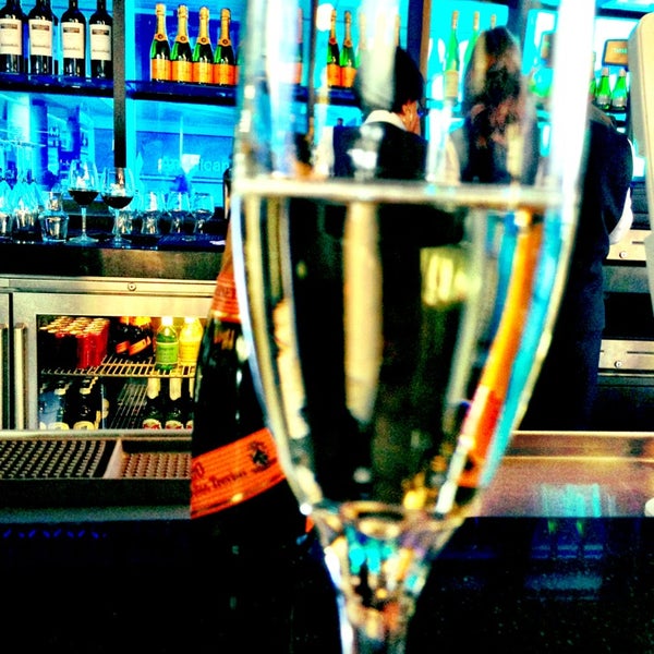 4/7/2013에 Kristheo G.님이 Bubbles Wine Bar에서 찍은 사진