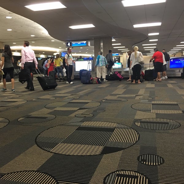 6/1/2016 tarihinde Mo E.ziyaretçi tarafından Tampa International Airport (TPA)'de çekilen fotoğraf
