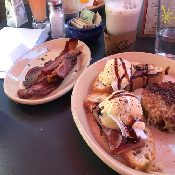 Photo taken at Snooze, an A.M. Eatery by Vanessa H. on 12/15/2018