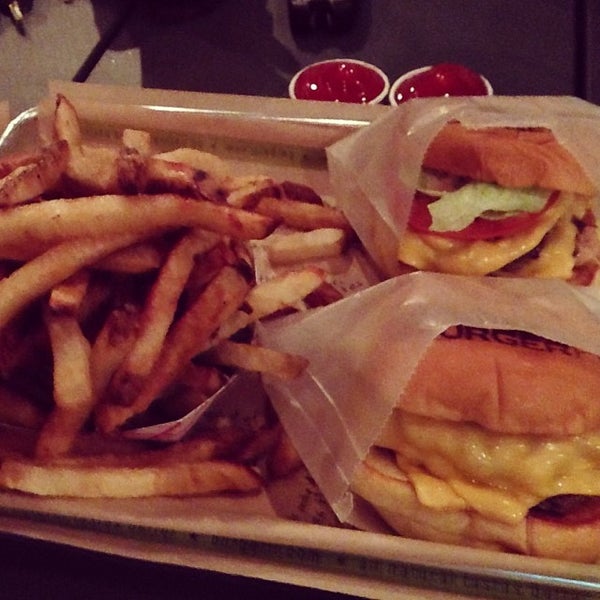 Das Foto wurde bei BurgerFi von Austin O. am 10/16/2013 aufgenommen