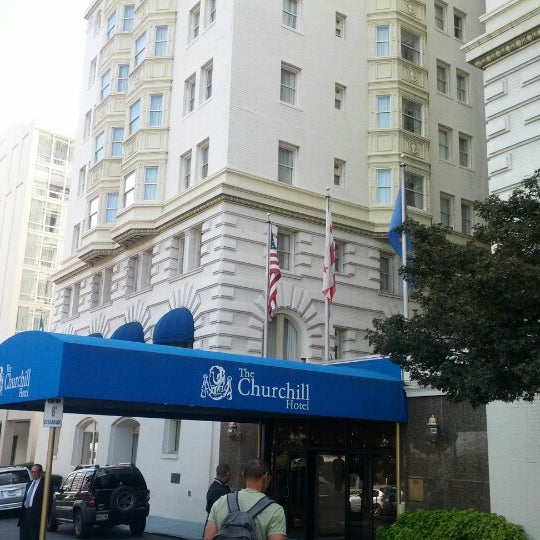 Снимок сделан в Churchill Hotel Near Embassy Row пользователем Tina W. 9/29/2012