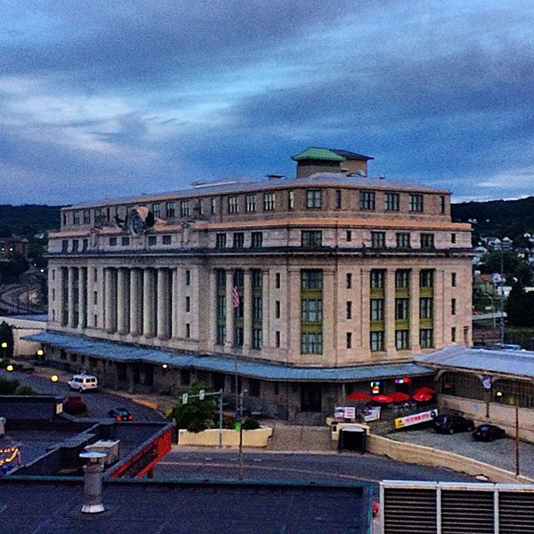 Foto scattata a Radisson Lackawanna Station Hotel Scranton da Michael Y. il 6/21/2014