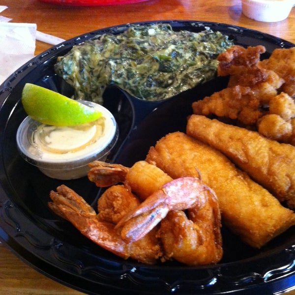 Foto tomada en Captain Jim&#39;s Seafood  por Marsha Brady C. el 1/19/2014