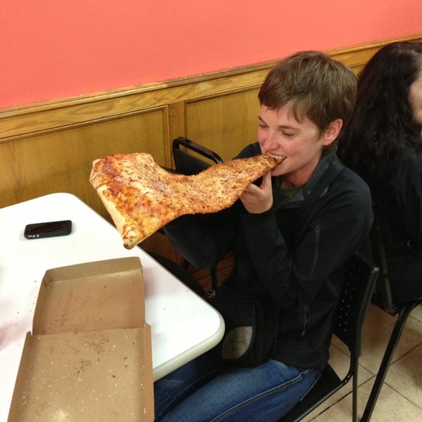 5/9/2013 tarihinde Rick T.ziyaretçi tarafından Jumbo Slice Pizza'de çekilen fotoğraf