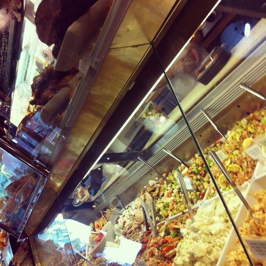 10/4/2012 tarihinde Carolina C.ziyaretçi tarafından Milano Market'de çekilen fotoğraf