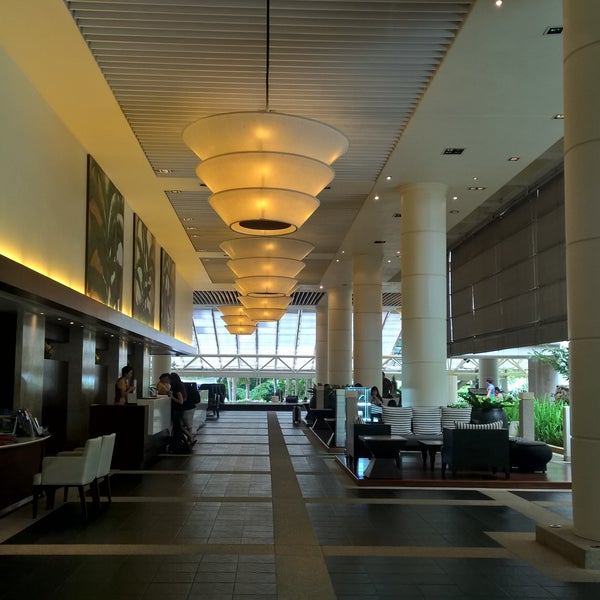 Снимок сделан в Andaman Lounge @ Hilton Phuket Lobby пользователем Aquapatindra V. 9/17/2015