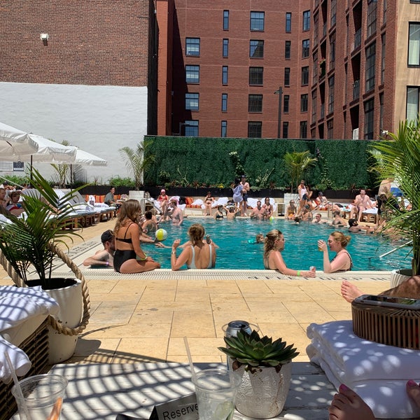 รูปภาพถ่ายที่ McCarren Hotel &amp; Pool โดย Skye W. เมื่อ 7/4/2019