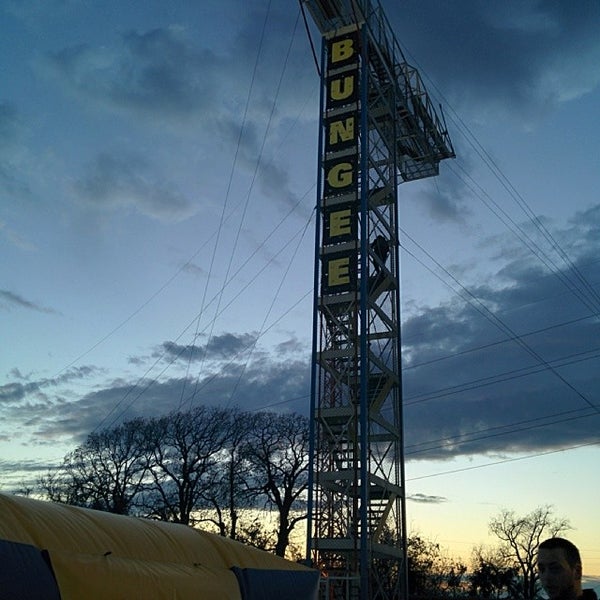 Снимок сделан в Zero Gravity Thrill Amusement Park пользователем Allen C. 12/28/2013