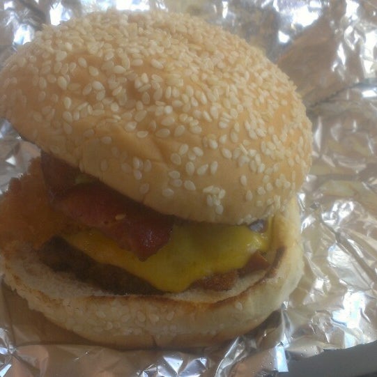 5/13/2013 tarihinde Jessica B.ziyaretçi tarafından Standard Burger'de çekilen fotoğraf