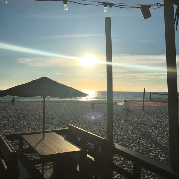 Снимок сделан в Sharky&#39;s Beachfront Restaurant пользователем John W. 11/29/2015
