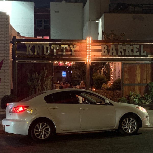 รูปภาพถ่ายที่ Knotty Barrel โดย Ériķ R. เมื่อ 10/24/2020