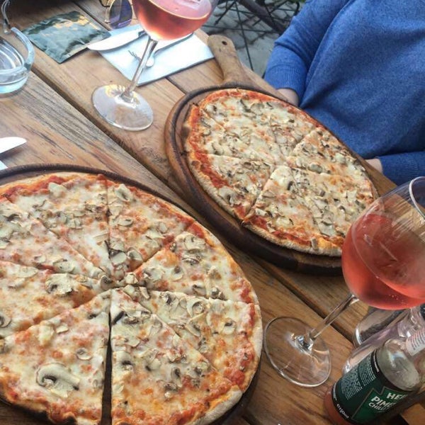 9/14/2016 tarihinde Miray K.ziyaretçi tarafından İyi Pizza Bar'de çekilen fotoğraf