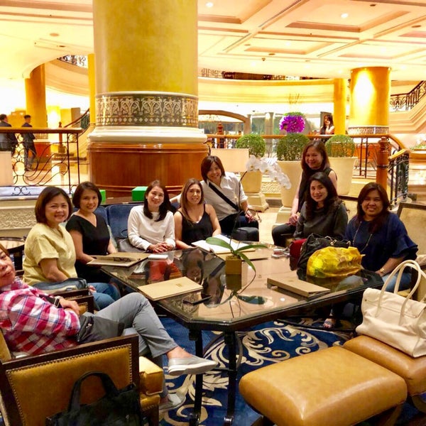 Foto scattata a Lobby Lounge at Makati Shangri-La da MaiSing il 8/3/2018