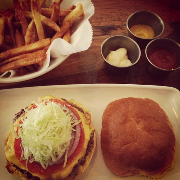 รูปภาพถ่ายที่ Stax Burger Bar โดย Victor C. เมื่อ 8/24/2013