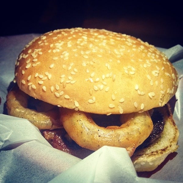 รูปภาพถ่ายที่ Pit&#39;s Burger โดย Alberto K. เมื่อ 3/1/2014