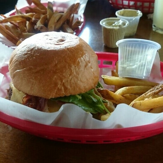 Das Foto wurde bei Pit&#39;s Burger von Alberto K. am 5/14/2016 aufgenommen