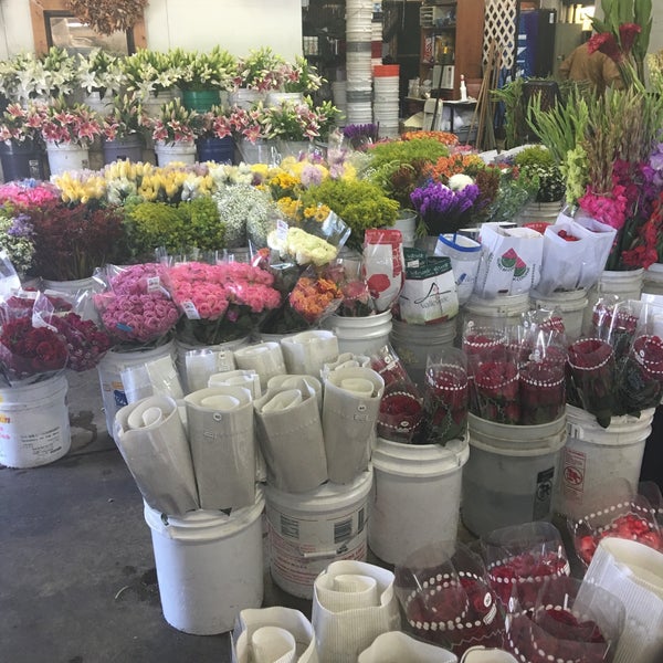 รูปภาพถ่ายที่ SF Flower Mart โดย Renee T. เมื่อ 8/17/2016