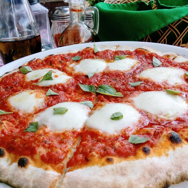 No dejes de probar por esta temporada la pizza Margherita con real Mozzarella di Bufala,.... la auténtica  italiana
