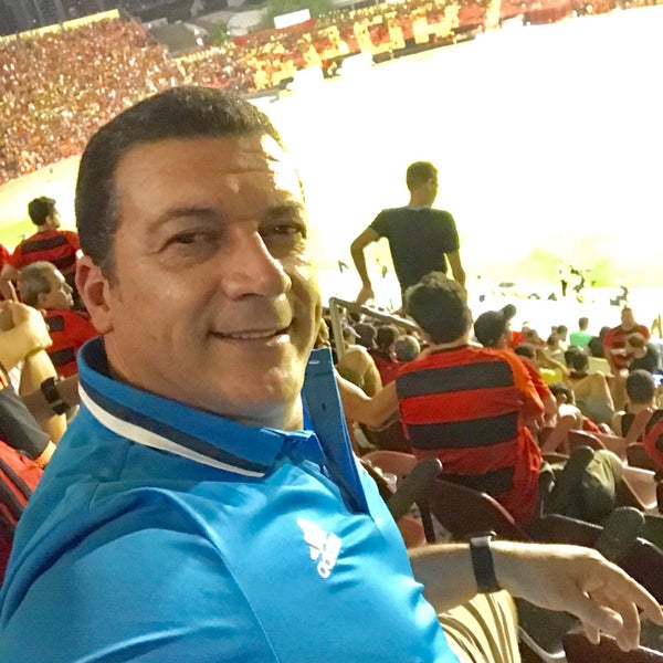 Foto diambil di Estádio Adelmar da Costa Carvalho (Ilha do Retiro) oleh Flávio  Pezinho® pada 3/15/2018