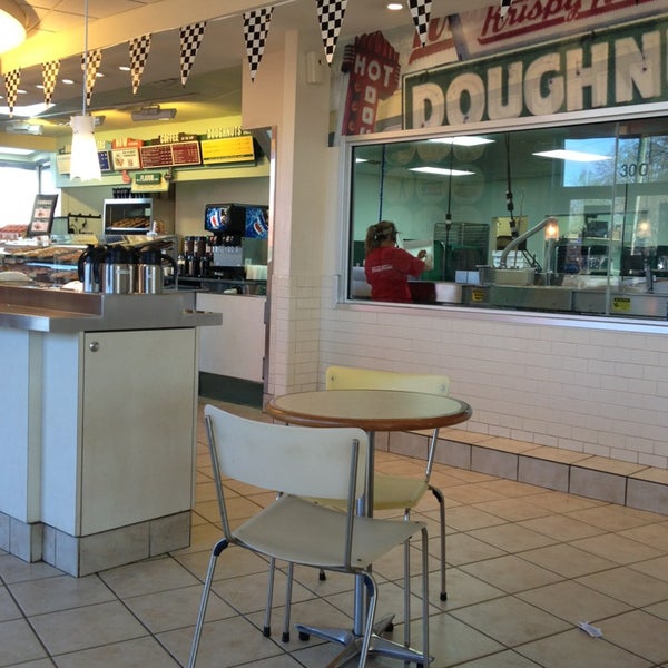 รูปภาพถ่ายที่ Krispy Kreme Doughnuts โดย Whitney W. เมื่อ 4/6/2013