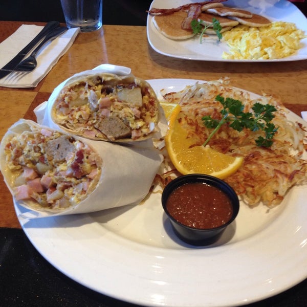 Foto tomada en Pipers Restaurant  por Monica M. el 8/31/2014