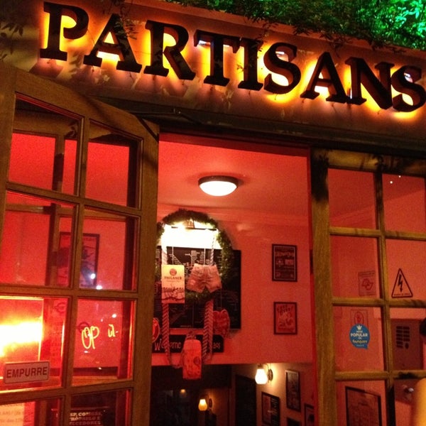 รูปภาพถ่ายที่ Partisans Pub โดย Thomaz P. เมื่อ 10/25/2013