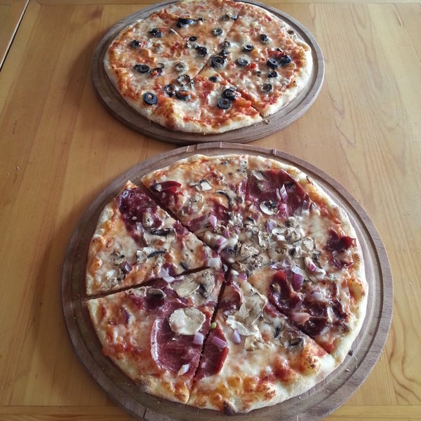 iki ayrı pizza denedik ikisinden de memnun kaldık. Fiyat / Performans oranı çok iyi pizzanın malzemeleri taze önceden yapılıp dondurulmuş bir pizza değil. Resimde gördüğünüz iki pizza 31 tl.