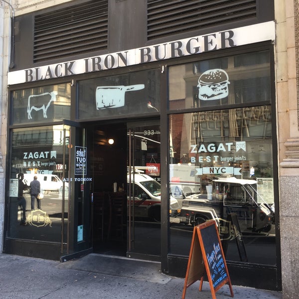Foto tirada no(a) Black Iron Burger por Eugene K. em 10/2/2017
