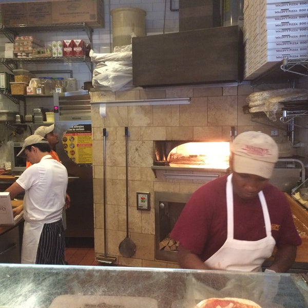 6/24/2016 tarihinde Eugene K.ziyaretçi tarafından Waldy’s Wood Fired Pizza &amp; Penne'de çekilen fotoğraf