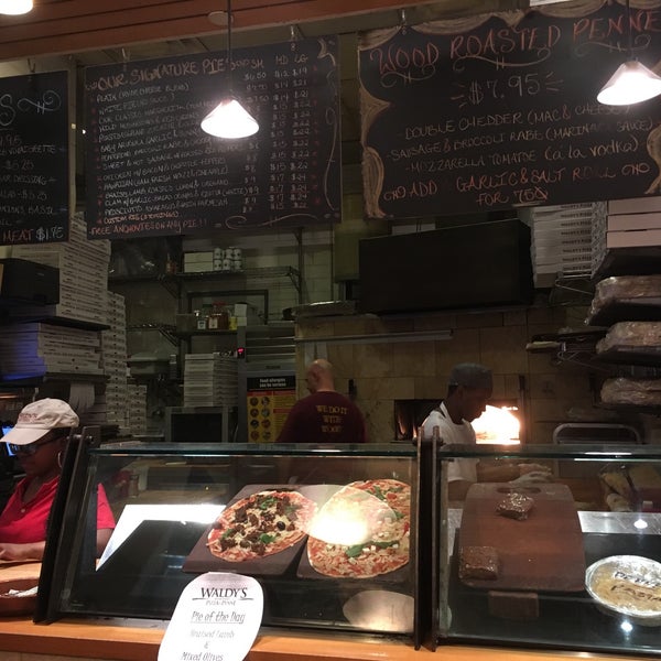 3/9/2019 tarihinde Eugene K.ziyaretçi tarafından Waldy’s Wood Fired Pizza &amp; Penne'de çekilen fotoğraf