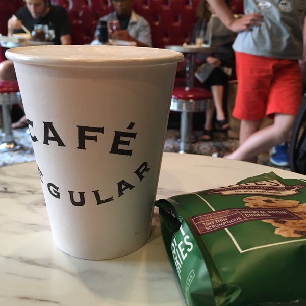 7/26/2018 tarihinde Eugene K.ziyaretçi tarafından Café Regular du Nord'de çekilen fotoğraf