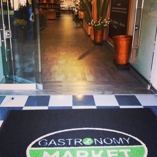 8/12/2014 tarihinde Scott C.ziyaretçi tarafından Gastronomy Market'de çekilen fotoğraf
