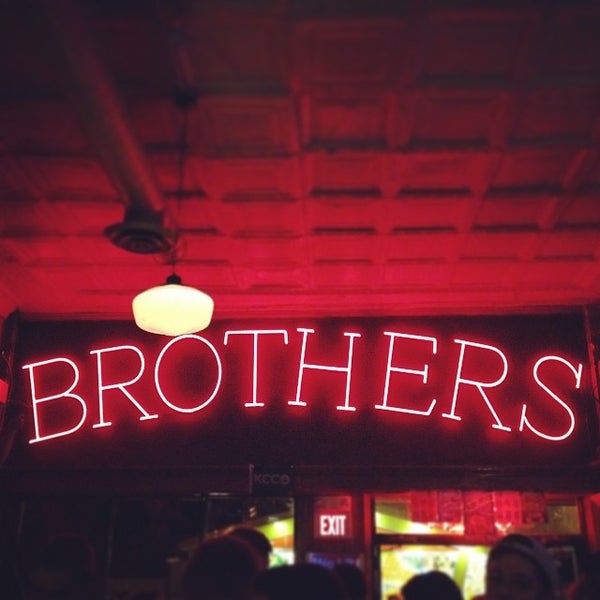 รูปภาพถ่ายที่ Brothers Bar &amp; Grill โดย Bailey H. เมื่อ 4/27/2014