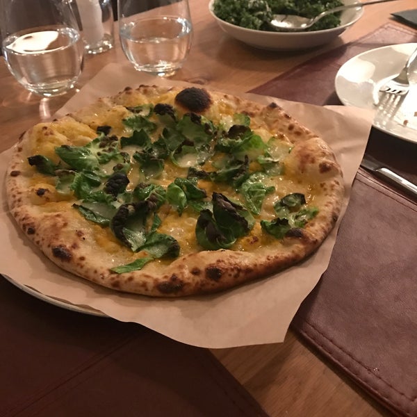 Снимок сделан в Brezza Cucina + Pizzeria пользователем Nate B. 2/25/2017