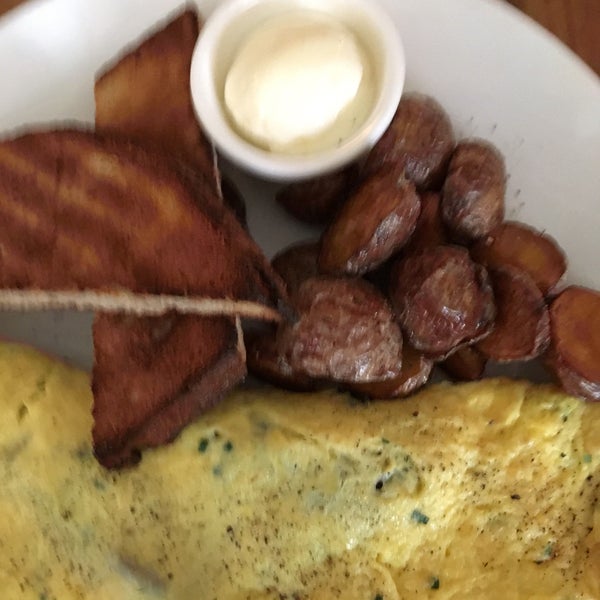 Omelet with gruyere, sautéed spinach and mushrooms with roasted potatoes, crunchy toast and whipped butter $16. Good option for comfort food or when you can’t wait that long for Dudley’s