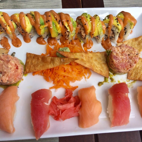Sushi taster entradas with tuna tartare, salmon tartare, cooked tuna roll with avocado, nigiri salmon and tuna. Modern.
