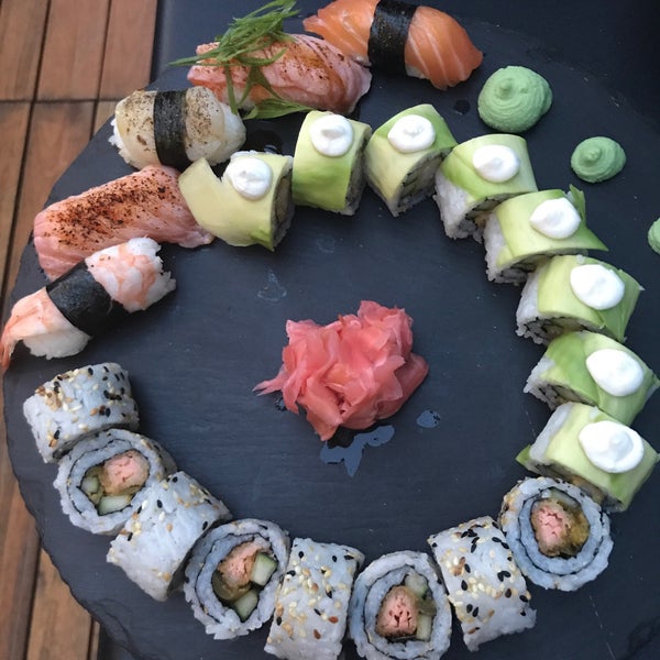 Foto tirada no(a) Go Sushi por Milica em 6/21/2017