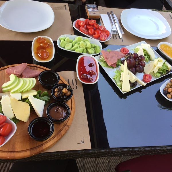 รูปภาพถ่ายที่ Buğ Lounge โดย Gözde D. เมื่อ 4/22/2018