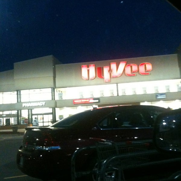 Photo taken at Hy-Vee by Kimberly H. on 5/6/2013