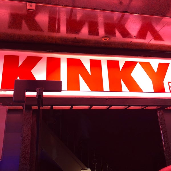 Das Foto wurde bei Kinky Bar von Hector am 4/28/2018 aufgenommen