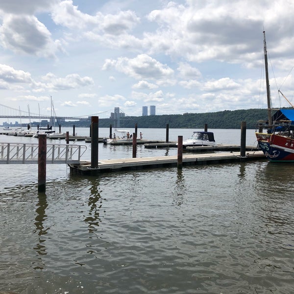Foto tirada no(a) La Marina NYC por Krissy G. em 7/29/2018