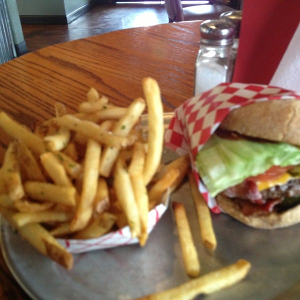 Foto diambil di Burger Me oleh Guy J. pada 3/2/2013
